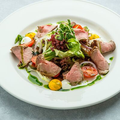 Салат с ростбифом в Белая черешня по цене 790 ₽