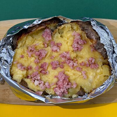 Печеный картофель с копченостями в Картошка по цене 270 ₽