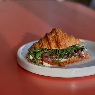 Круассан с пастрами в Zanoza Open Bar по цене 720 ₽