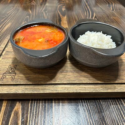 Острый тайский суп с креветками и курицей в Бардак Бар по цене 440 ₽