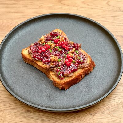 Бриошь с рваной говядиной и ягодным соусом в Местные по цене 1190 ₽