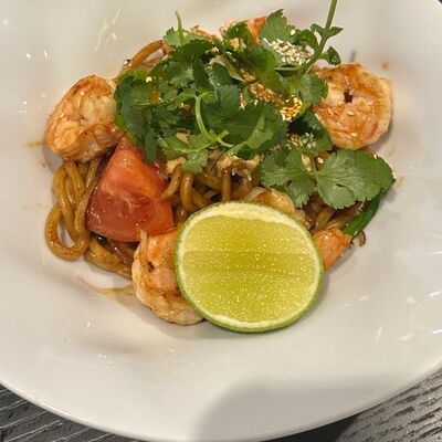 Азиатская лапша с креветками в Salva dor bistro по цене 570 ₽