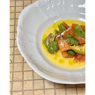 Севиче из лосося с авокадо, томатами и цитруссовым дрессингом в Мари по цене 760 ₽