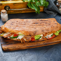 В багете шаурма куриная в Black grill house