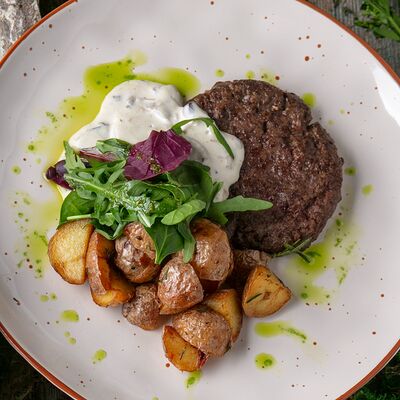 Бифштекс с картофелем и грибным соусом в Павлин 2.0 по цене 940 ₽