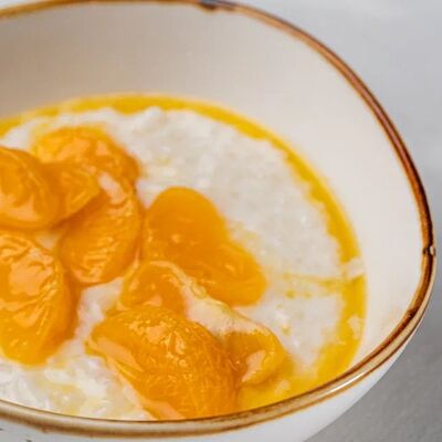 Каша овсяная на молоке с мандаринами в Та самая на Хмельницкого по цене 351 ₽