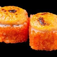 Ролл с угрем и лососем в Mesto Sushi & Grill