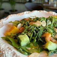 Салат со спелым манго, шпинатом и креветками в More More