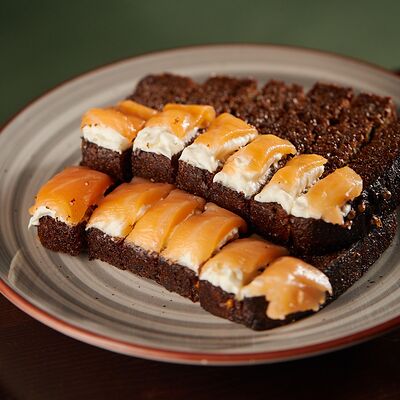 Чесночные гренки с творожным сыром и лососем в Menthol по цене 380 ₽