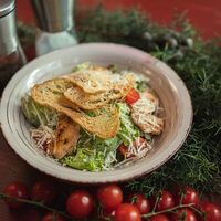 Салат Цезарь с тигровыми креветками в Жара