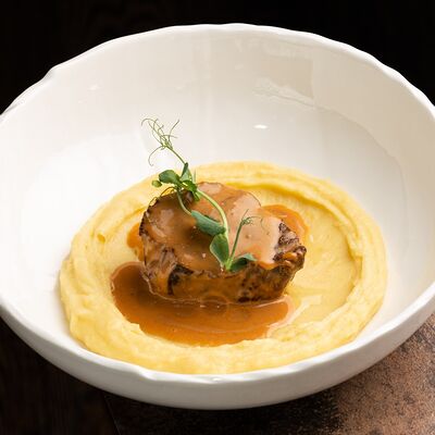 Запеченная телятина с картофельным пюре и соусом жув CAFE 15/86 по цене 1250 ₽