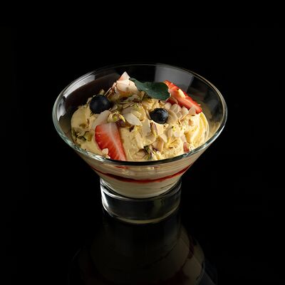 Панакота со свежими ягодами в Западный сад ! по цене 650 ₽