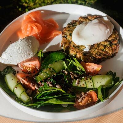 Оладушек из цукини с лососем, сыром лабне, яйцом пашот и свежим салатом в MAYAR по цене 1055 ₽