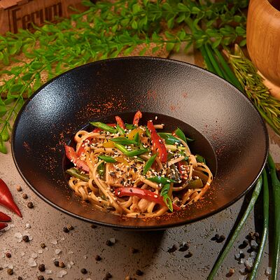 Вок с курицей в кисло-сладком соусе в Рестобар Ферум по цене 290