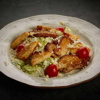 Цезарь с курицей в Campus Grill по цене 580 ₽