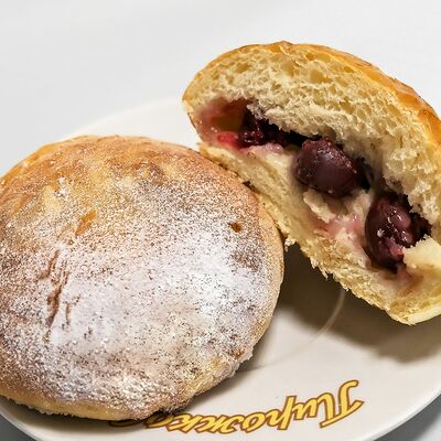 Пирожок с вишней в Пирожковая по цене 135 ₽