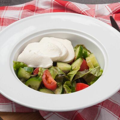 Овощной салат с живой моцареллой в Perotti Pizza по цене 330