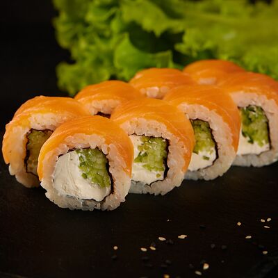 Филадельфия с огурцом в Sushi & Roll по цене 490 ₽