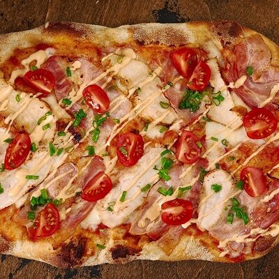 Пицца римская с курицей и копченым сыром в Пицца паста и баста по цене 649 ₽