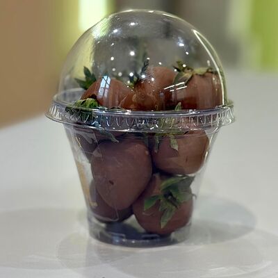 Клубника в молочном шоколаде в стаканев Lovely Berry по цене 790 ₽