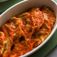 Запеченные вареники с двумя видами сыра в томатном соусе в Чемодан