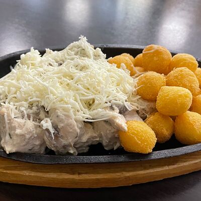 Куриное филе с грибами и картофелем под белым соусомв Братик Томатик по цене 419 ₽