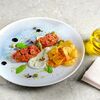 Тартар из говядины с кремом горгонзола и картофельными чипсами в Buonamici по цене 890