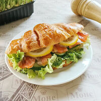 Сэндвич-круассан с форелью в Моне