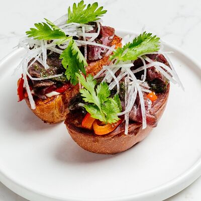Бутерброд с маринованной говядиной и печёным перцем на бриоши в Hello Wine по цене 490 ₽