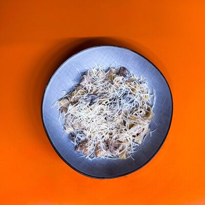 Феттуччине с цыпленком и грибами в Папа Рядом Гриль-паб по цене 465 ₽