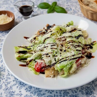 Салат с куриным филе и винoградом в Интер-Сити по цене 460 ₽