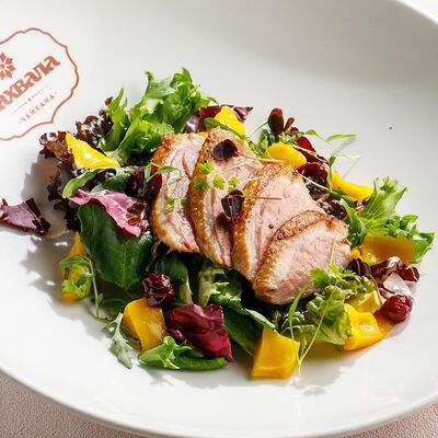 Салат с уткой и манго в Чайхана Пахвала по цене 730 ₽