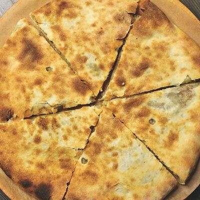 Кубдари с мясной начинкой и специями в Мтевани кафе по цене 780 ₽