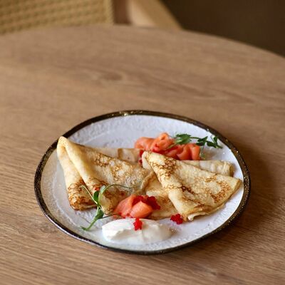 Блинчики с малосоленой семгой и красной икрой в Rice foodcoffee по цене 3090 ₸