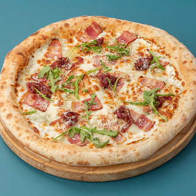 Пицца Мясная с карамелизированным луком и сыром дор-блю 25см в Сушилка по цене 685 ₽