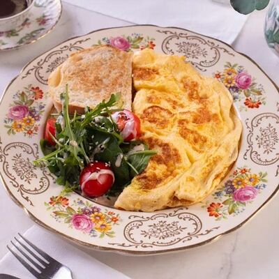 Омлет из 3 яиц с мини-салатом и тостами в Лобби бар по цене 470 ₽