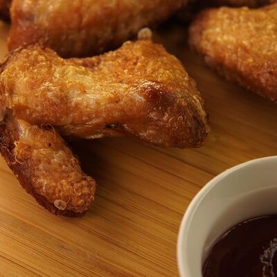 Крылья куриные с острым соусом в Игристо по цене 680 ₽