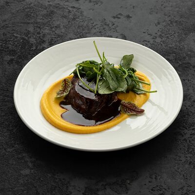 Филе миньон с кремом из корнеплодов в соусе красное вино в Асъядор по цене 1450 ₽