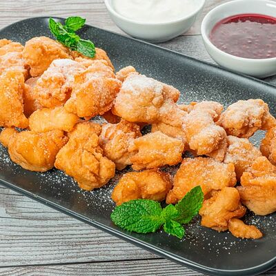 Баурсаки с малиновым вареньем и сметаной в Yunga Tim Fish & Grill по цене 790 ₽