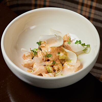 Креветки с цветной капустой в ореховом соусе в Chester по цене 670 ₽