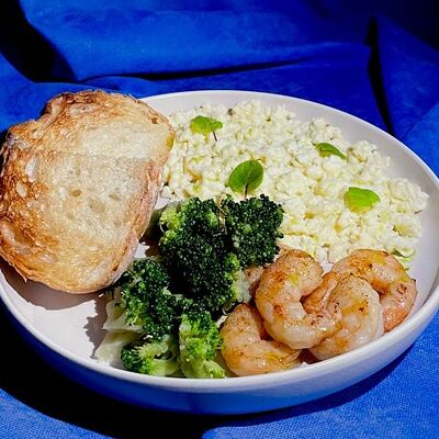 Скрэмбл с креветками и жаренным брокколи в Raison D’être по цене 480 ₽