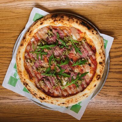 Пицца ростбиф, соус тоннато, рукола в Piu piu по цене 1080 ₽