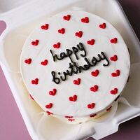 Бенто-торт на день рождения и праздник с надписью Happy birthday и сердечками в Miracle bakery