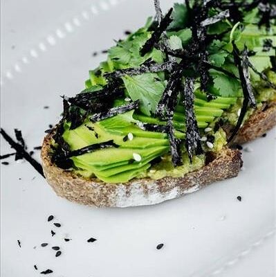 Авокадо тост на тартине с гуакамоле, слайсами авокадо и нори в Lucky Duck по цене 630 ₽