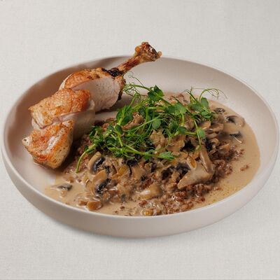 Куриное филе с гречей и грибным рагу в Мука и Фартук по цене 540 ₽