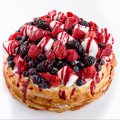 Блинный торт с ягодами и маршмеллоу в Udcкафе Upside Down Cake по цене 6960 ₽