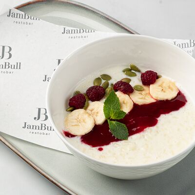 Каша с бананами и ягодами в JamBull по цене 2355 ₸
