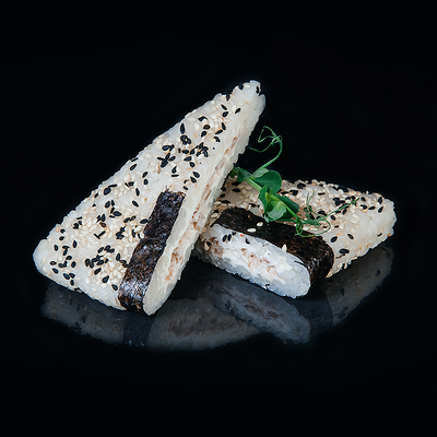 Онигири с угрем и сыром в Суши Профи по цене 499 ₽