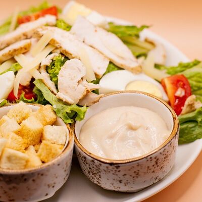 Салат Цезарь с курицей в Диалог по цене 439 ₽