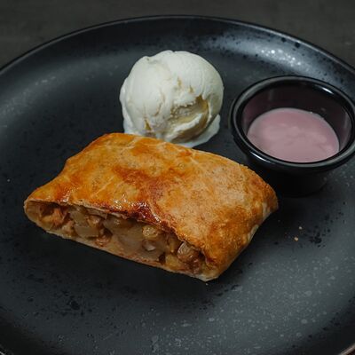 Теплый штрудель с ванильным мороженым в Рестобар Гриль 39 по цене 490 ₽